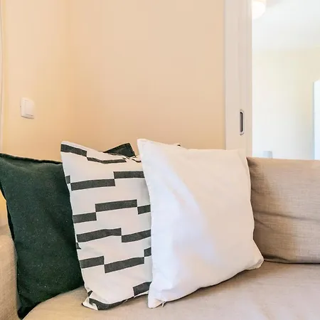 Belle Vue Sur Le Jardin 1 Bed Flat Pool And Garage Apartment