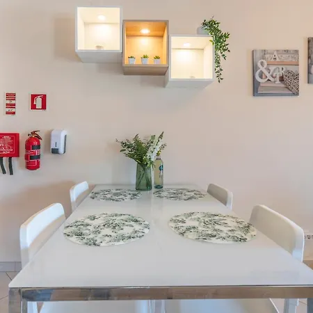 Belle Vue Sur Le Jardin 1 Bed Flat Pool And Garage Apartment *