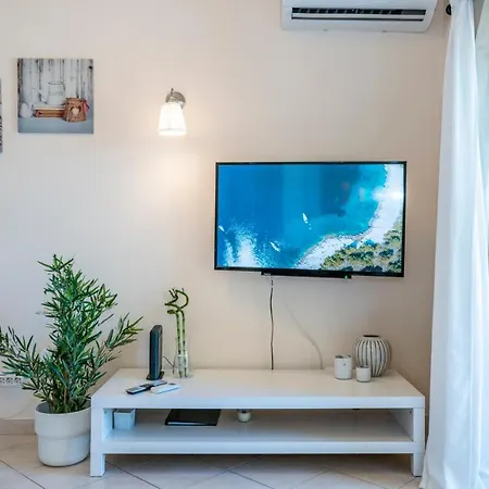 Belle Vue Sur Le Jardin 1 Bed Flat Pool And Garage Apartment